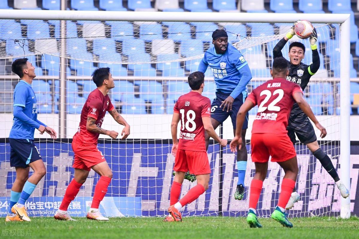 的赛场上展 的赛场上展